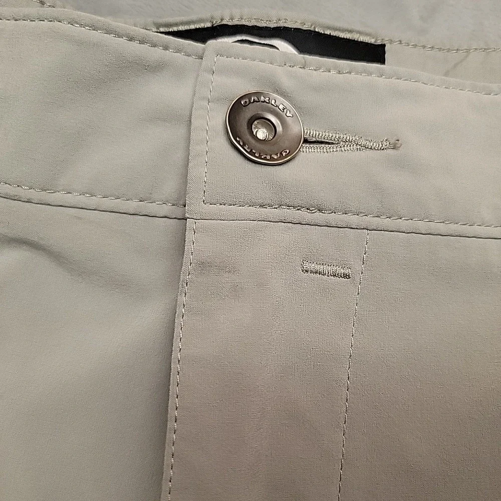 Oakley Shorts Mens 40 Beige Flat Front Performance Golf Hybrid Stretch Outdoors